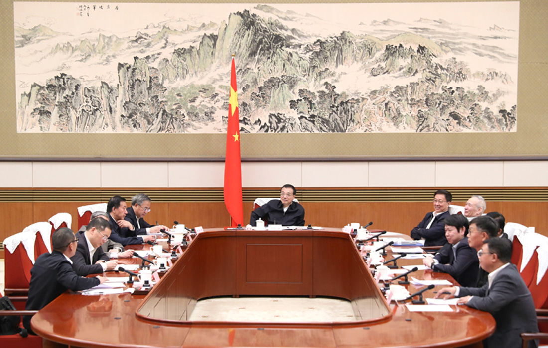 2019年11月12日，j9国际站股份董事长温志芬等企业家代表出席经济形势专家和企业家座谈会并发言。