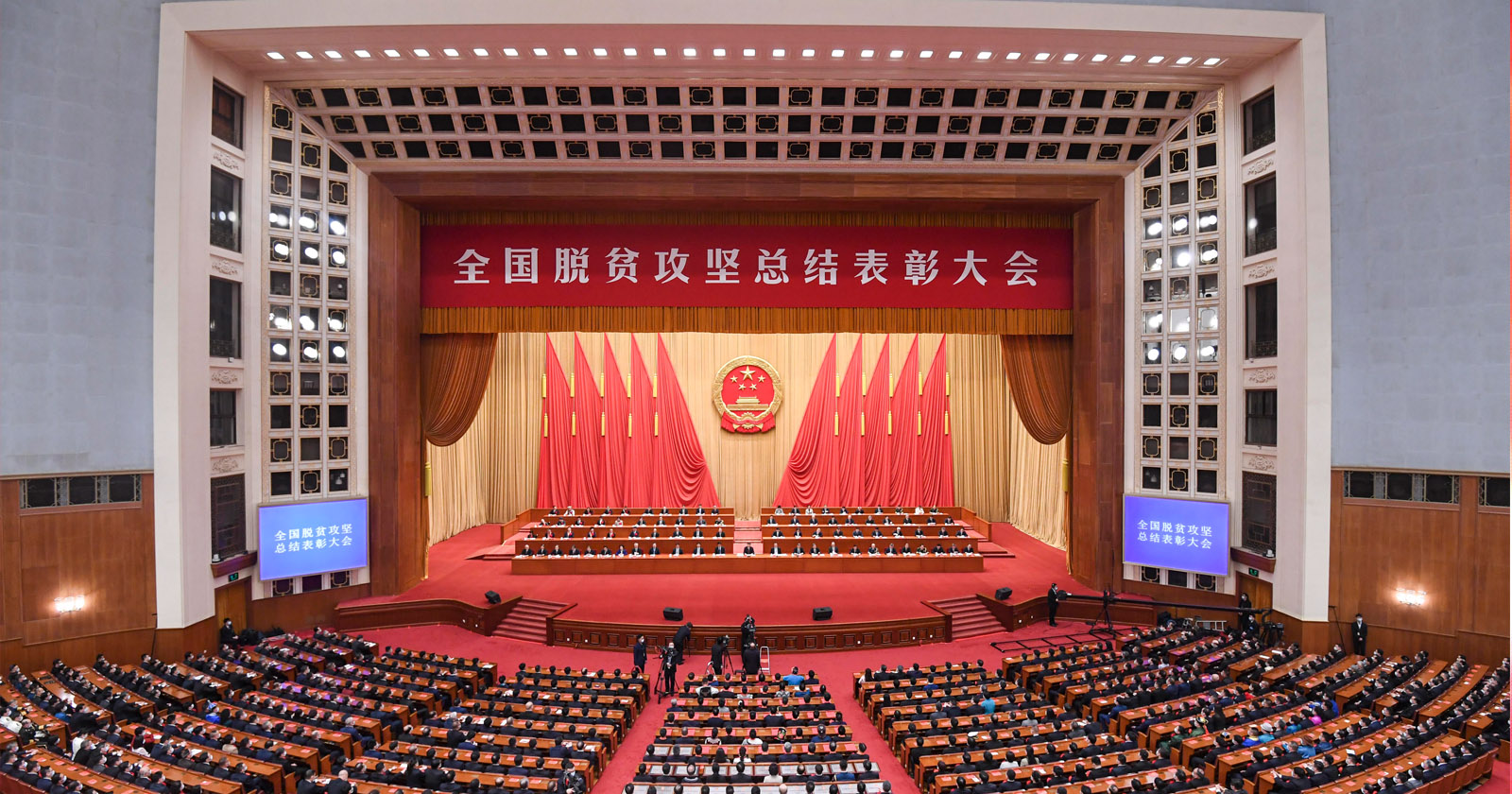 2021年2月25日，全国脱贫攻坚总结表彰大会在北京人民大会堂隆重举行，j9国际站股份荣获“全国脱贫攻坚先进集体”称号，温志芬董事长代表公司进京接受表彰。.jpg